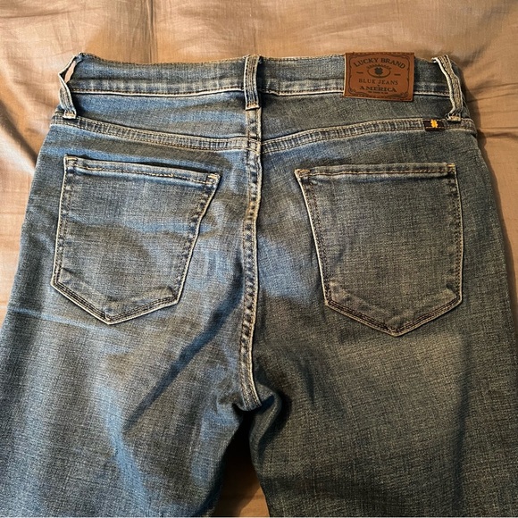 Lucky Brand Skinny Blue Jeans slightly distressed. Size 2/26 - Picture 4 of 9